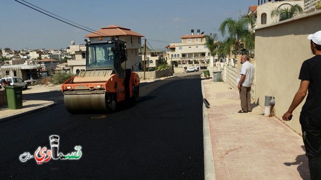  فيديو - بحضور رئيس البلدية المحامي عادل بدير .. يستمر تعبيد شوارع البلدة , تعبيد 4 شوارع بالقرب من شارع ال 24 الالتفافي  